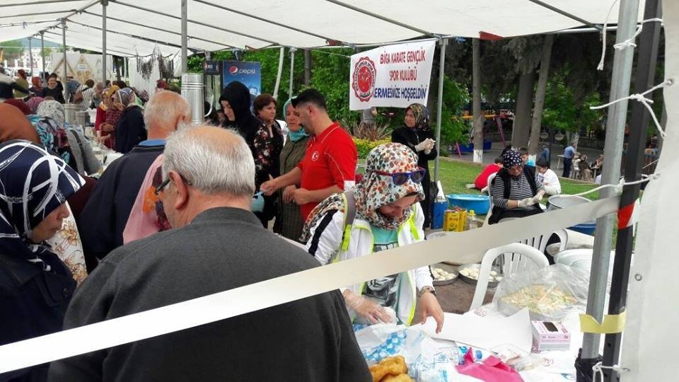 Biga’da Öğrenciler Yararına Kermes Düzenlendi