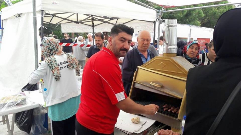 Biga’da Öğrenciler Yararına Kermes Düzenlendi