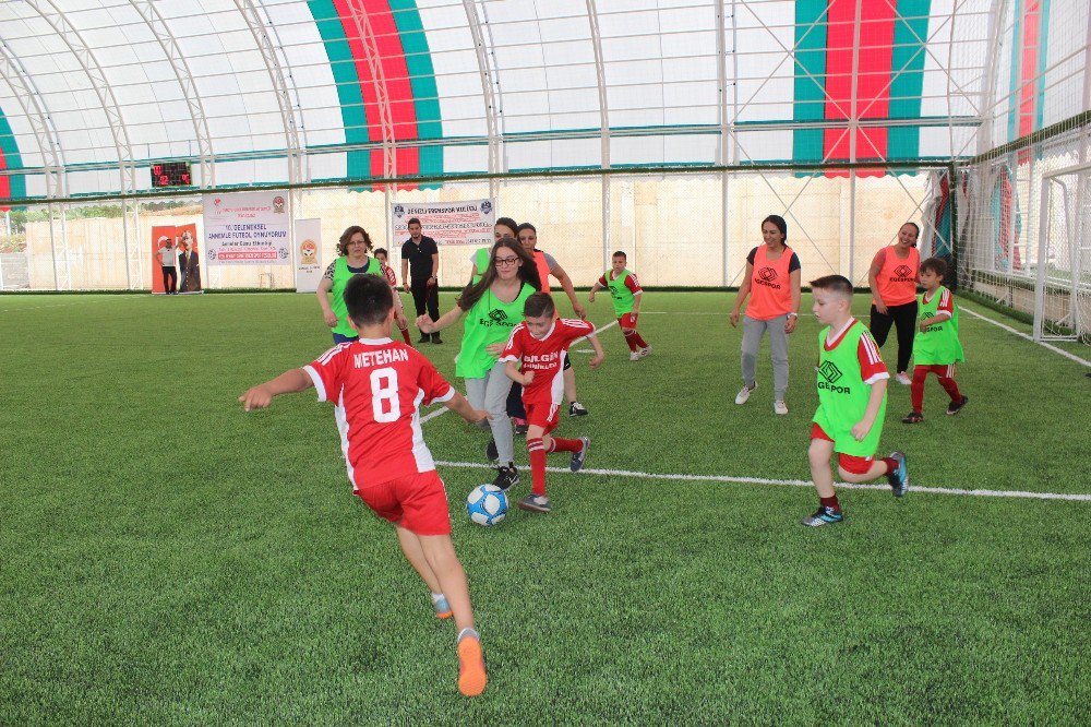 Anneler Çocuklarıyla Futbolda Şiddete Karşı Oynadılar