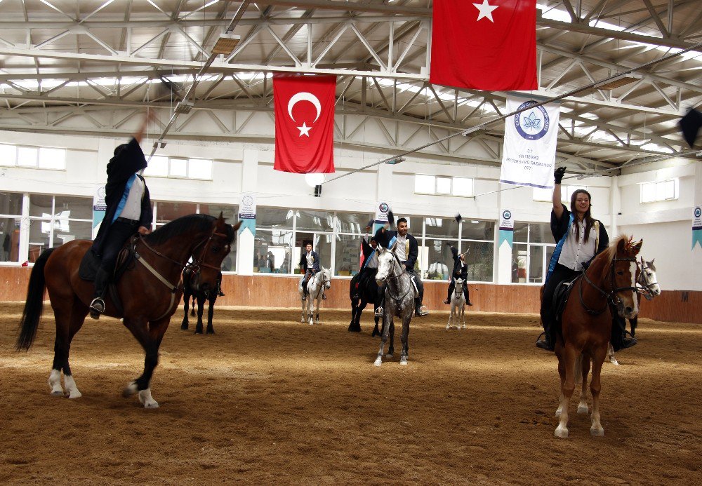 At Üzerinde Kep Atarak Mezun Oldular