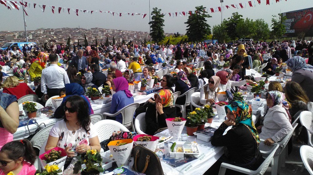 Gaziosmanpaşa’da 2 Bin 500 Anne Kahvaltıda Buluştu