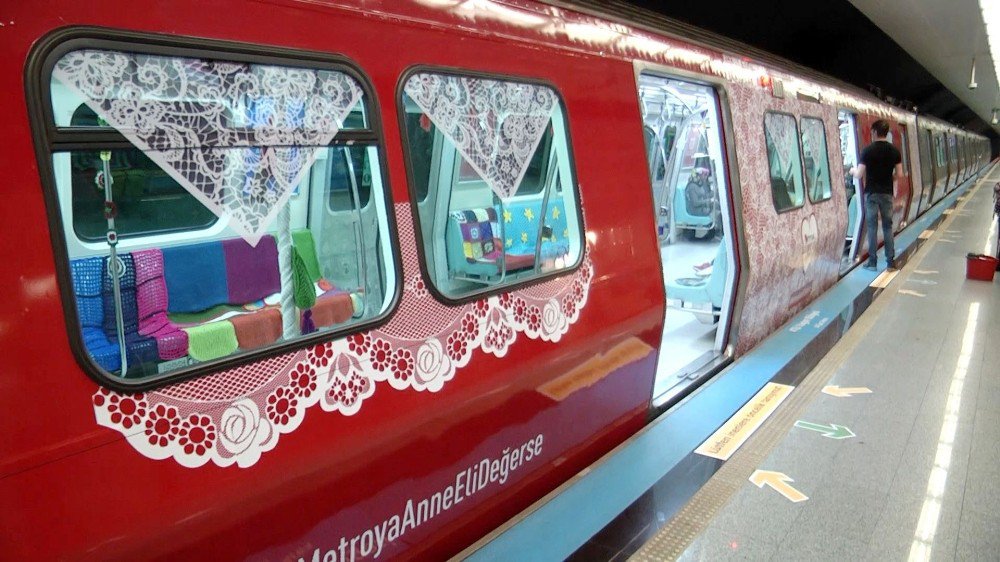 İstanbul’da Metroya Binen Annelere "Anneler Günü" Sürprizi