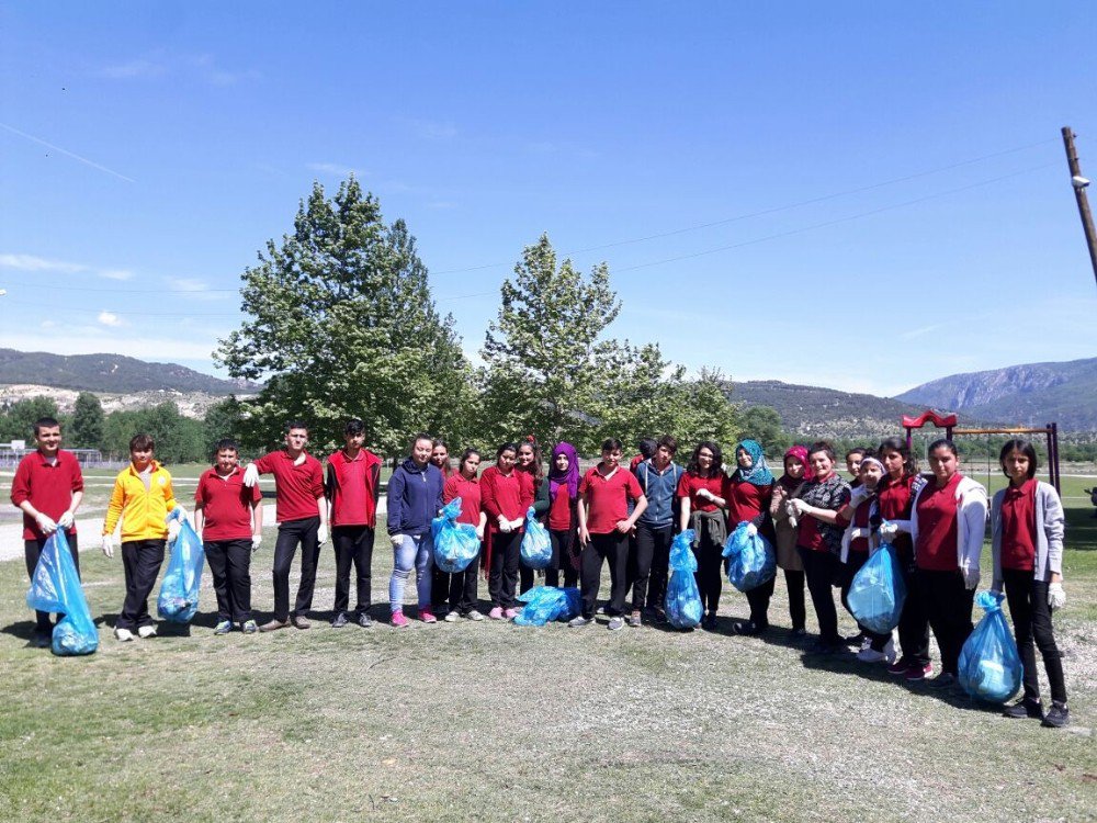 Öğrenciler Piknik Alanındaki Çöpleri Topladı