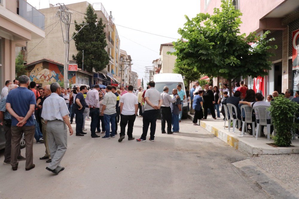 İzmir’de Acı Bekleyiş Devam Ediyor