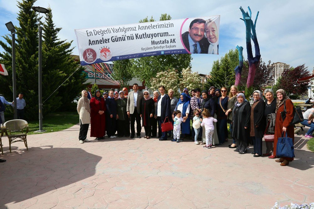 Başkan Ak, ’Anneler Günü’ne Özel Açılan Pazarı Annesiyle Gezdi