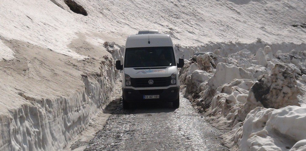 Bitlis’te Kar Kalınlığı 4 Metreyi Buluyor