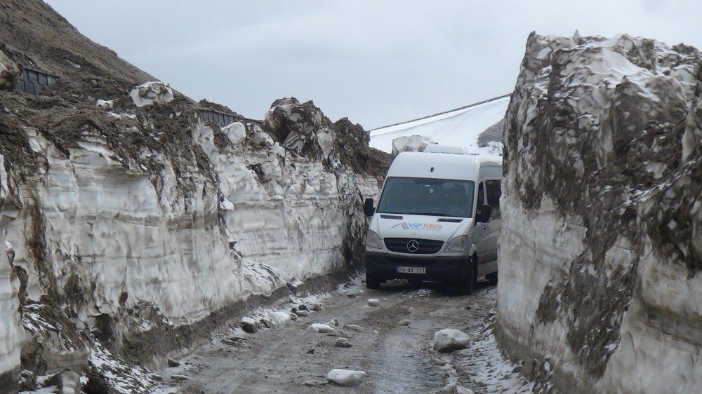 Bitlis’te Kar Kalınlığı 4 Metreyi Buluyor