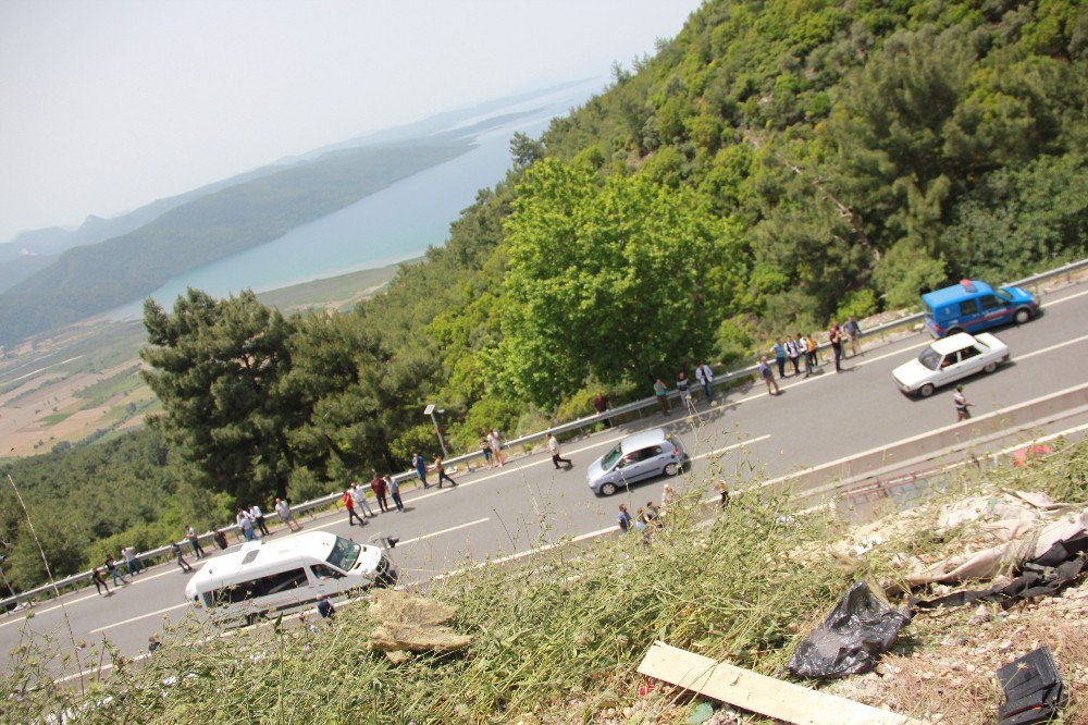 Muğla’da Yolcu Midibüsü Uçuruma Yuvarlandı: 17 Ölü, 13 Yaralı