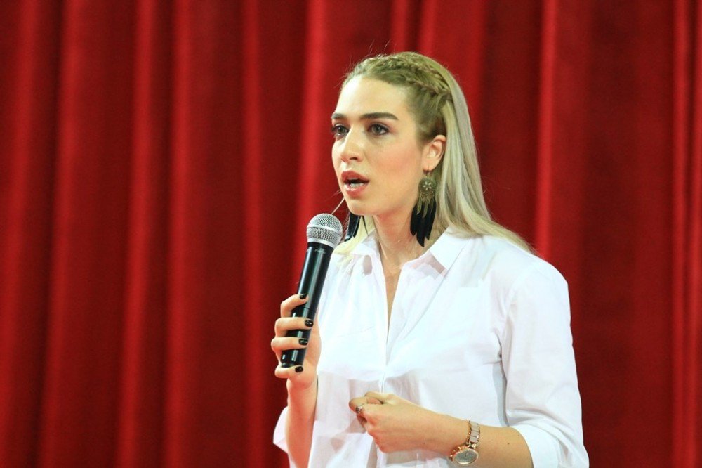 Cansu Canan Özgen Kitap Fuarı’nda İzleyenleri İle Buluştu