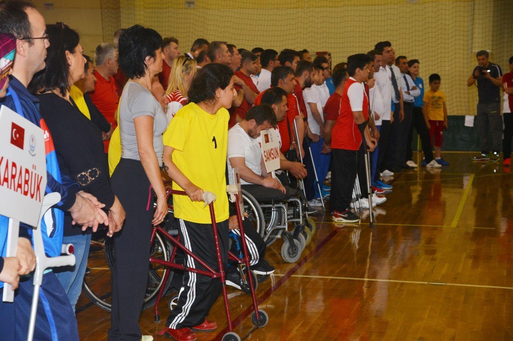 Adana’da Oturarak Voleybol Heyecanı