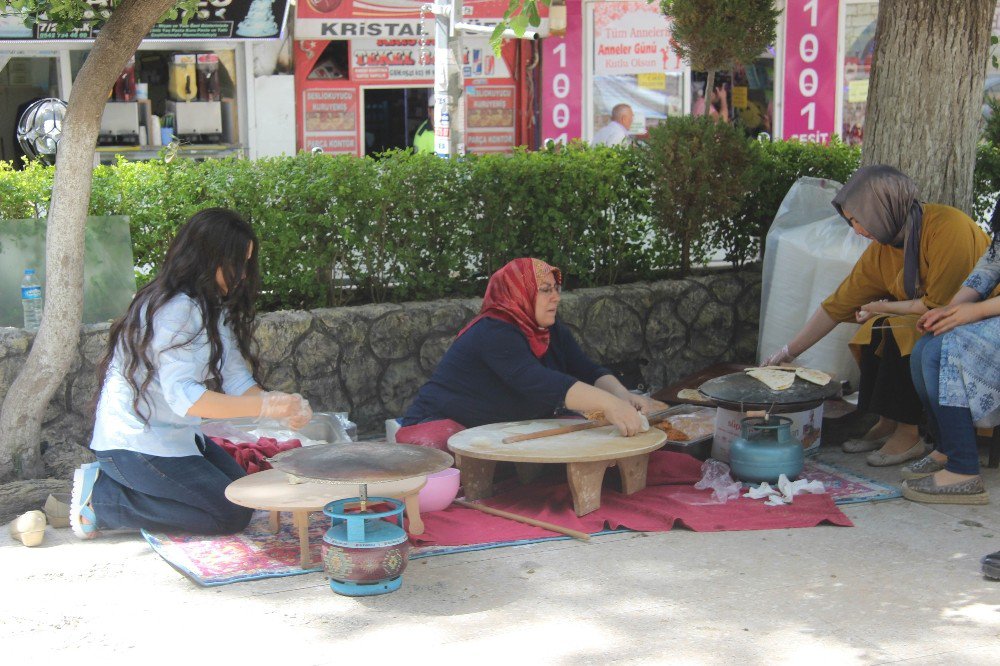 Yardımsever Polis Eşleri Kermeste Buluştu