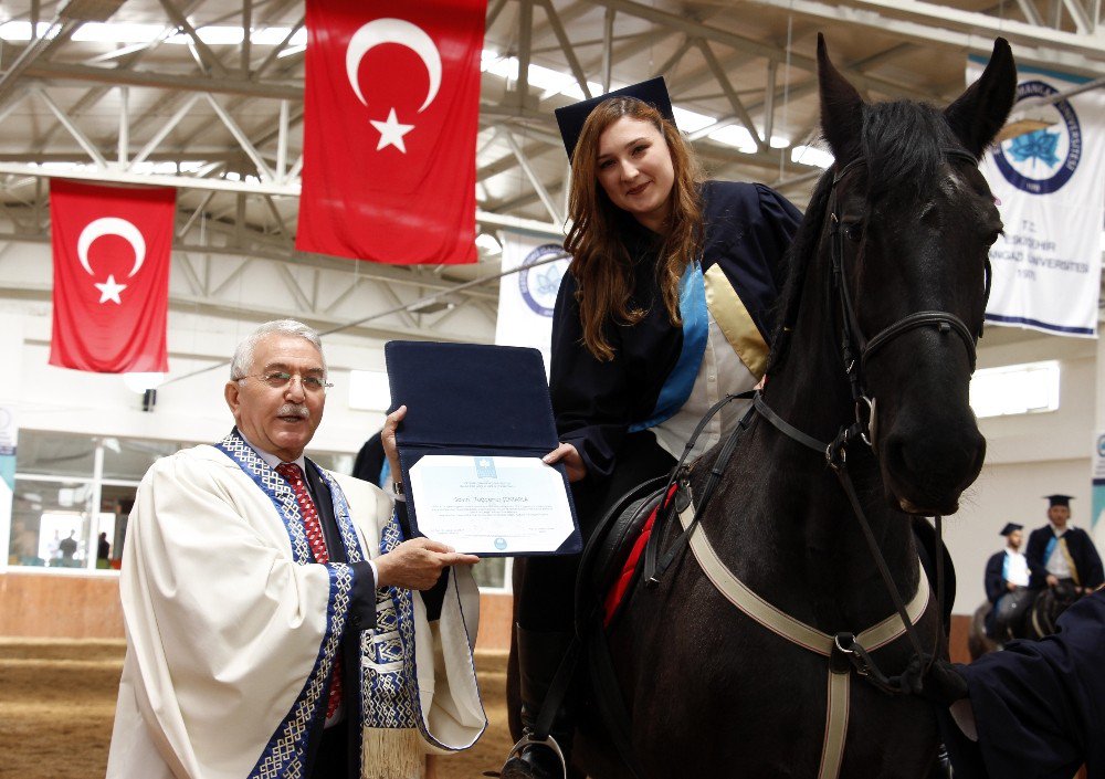 At Üzerinde Kep Atarak Mezun Oldular