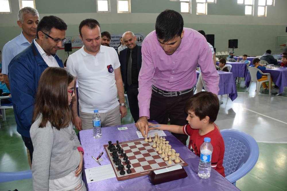 Tokat’ta Ödüllü Satranç Turnuvası Başladı