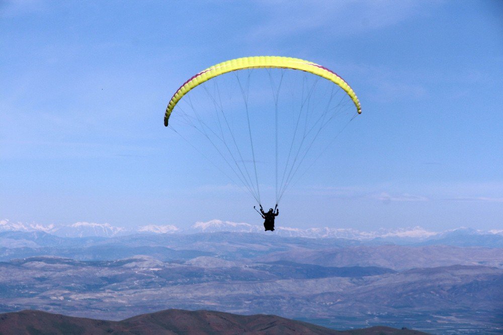 Festivalde, Bisiklet Yarışları Ve Yamaç Paraşütü Renkli Görüntüler Oluşturdu