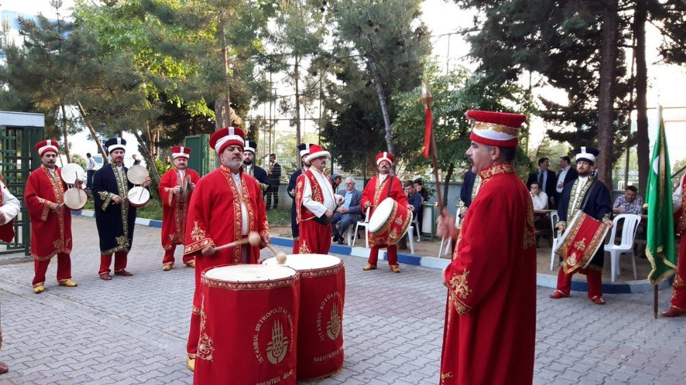 İhlas Vakfı Bahçelievler Yurdu’nda Mehterli Mezuniyet Coşkusu