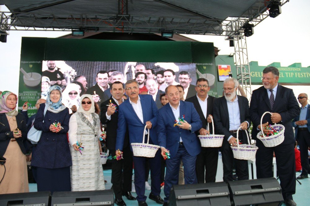 Bakan Akdağ, Merkezefendi Geleneksel Tıp Festivali’nde Mesir Macunu Dağıttı