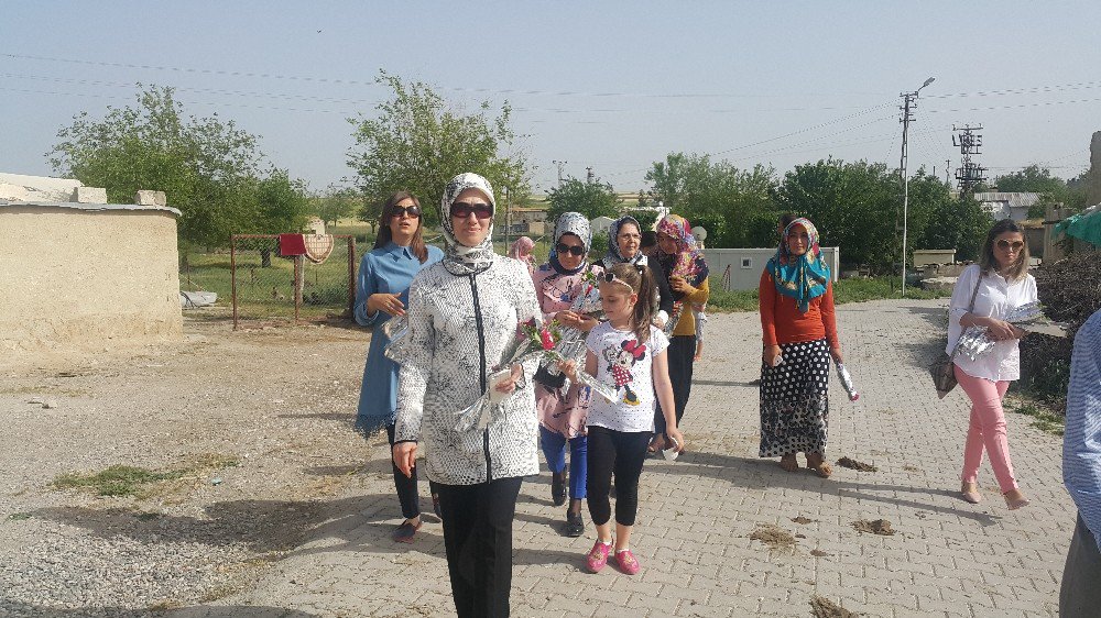 Vali Abdullah Erin’in Eşi Gülhan Erin Şehit Ailesinin Anneler Gününü Kutladı