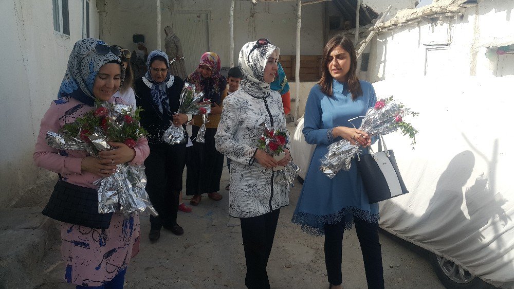 Vali Abdullah Erin’in Eşi Gülhan Erin Şehit Ailesinin Anneler Gününü Kutladı