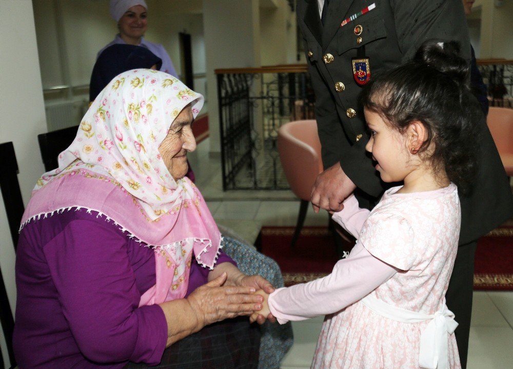 Samsun Huzurevi’nde ’Anneler Günü’ Kutlaması