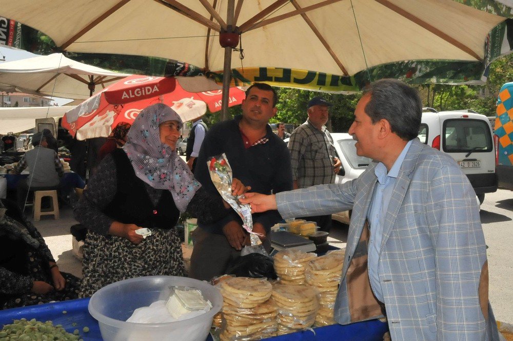 Başkan Akkaya’dan Annelere Çiçek