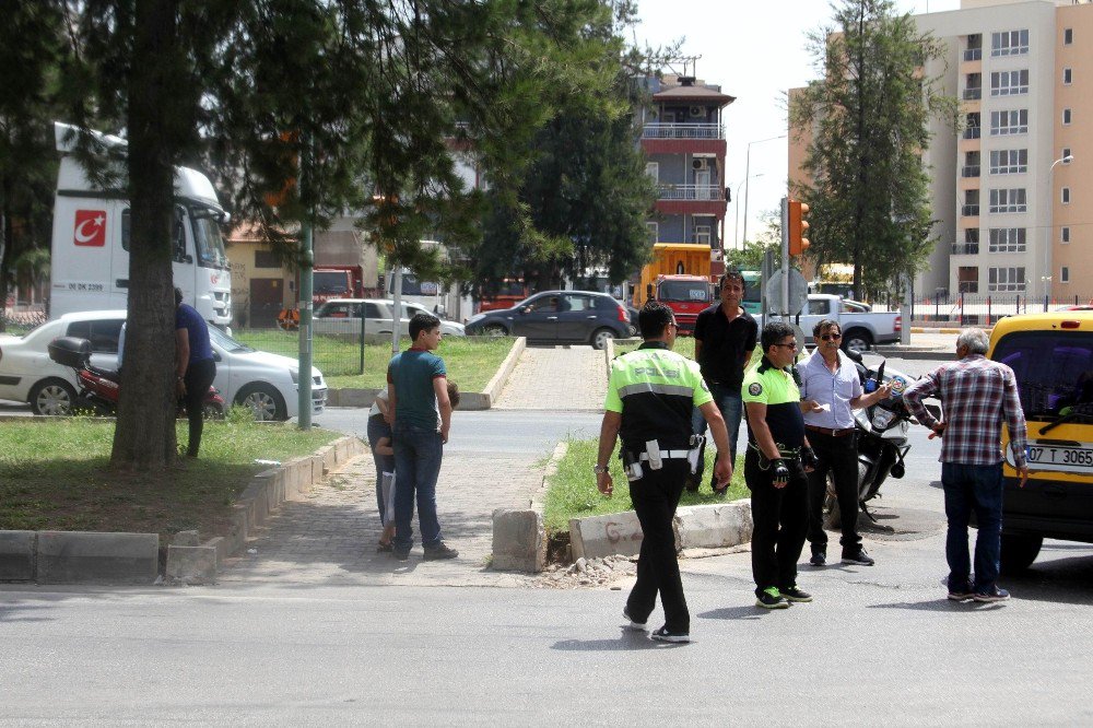 Çocuklarının Gözü Önünde Karısını Bıçakladı, Taksi Şoförünü Rehin Aldı