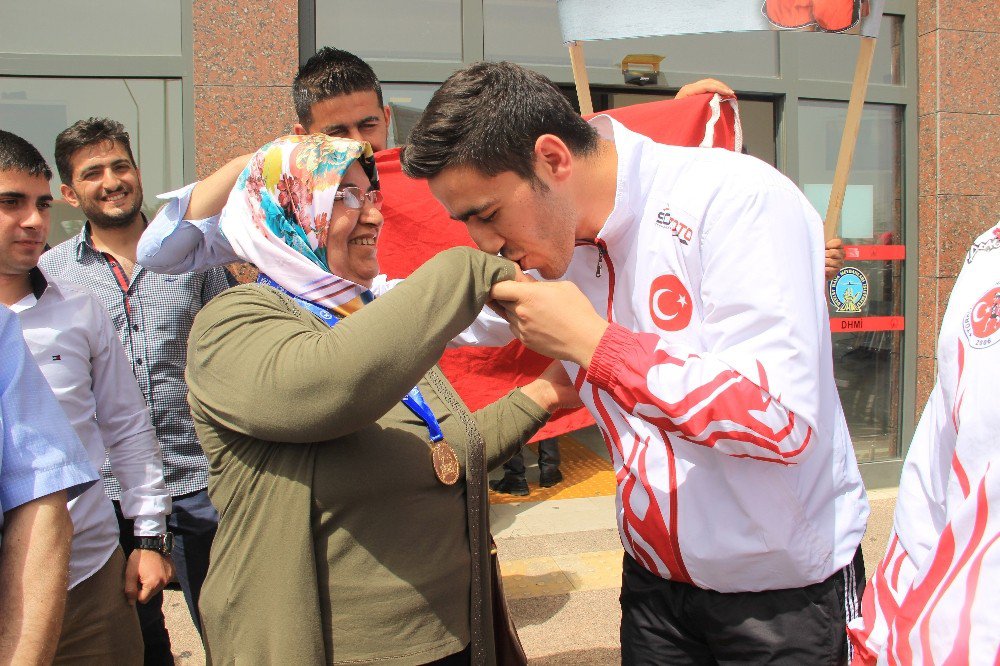 Dünya Şampiyonundan Annesine Anlamlı Hediye