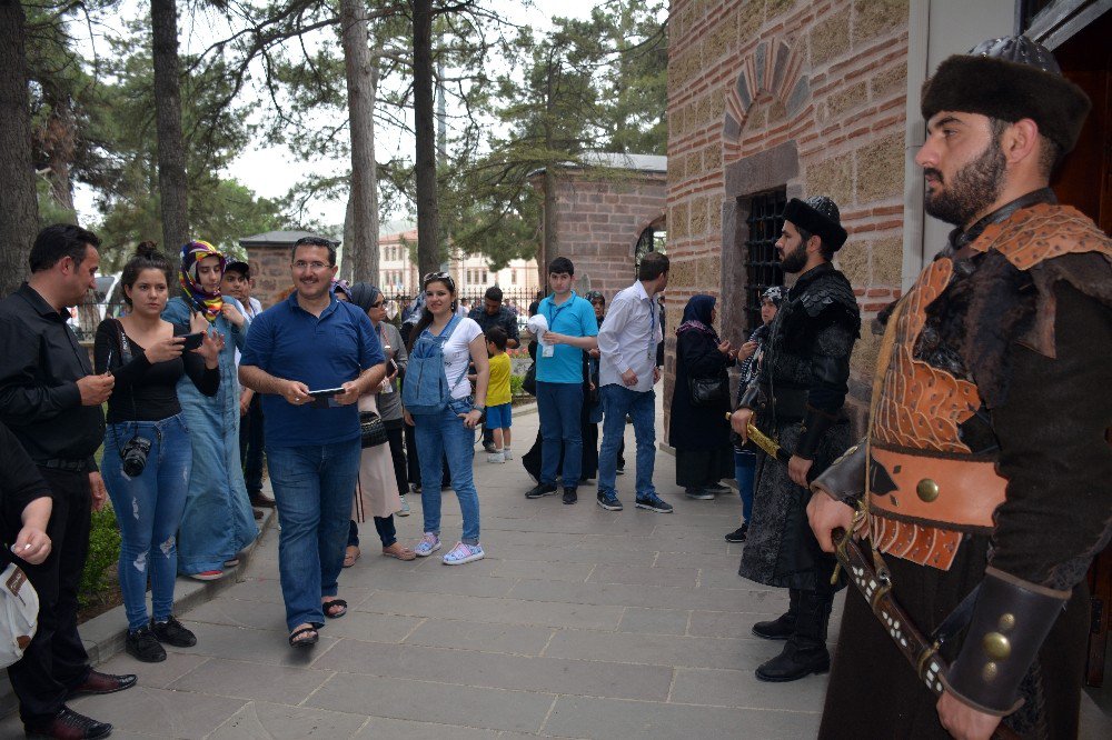 Ertuğrul Gazi Türbesi Önünde Nöbet Tutan Kayı Alpleriyle Fotoğraf Çektirmek İçin Sıraya Giriyorlar