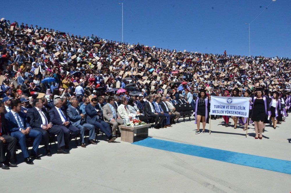 Erzincan Üniversitesinde Mezuniyet Sevinci