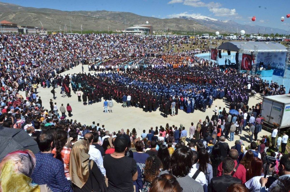 Erzincan Üniversitesinde Mezuniyet Sevinci