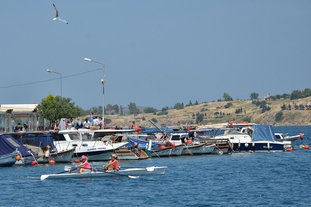 Anneler Günü’nde Foça’da Kürek Çekme Etkinliği