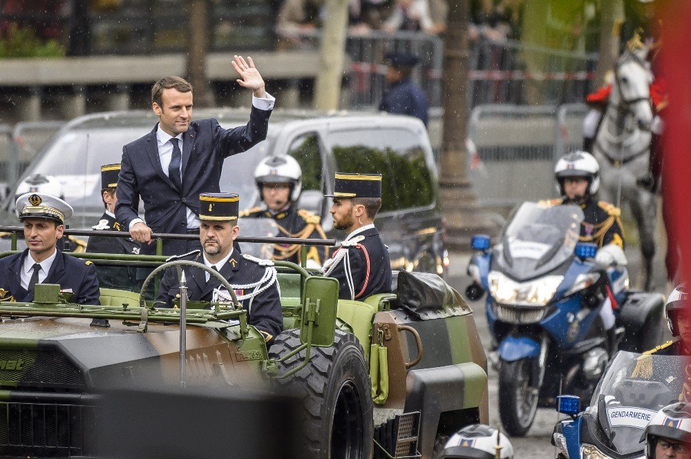 Macron Halkı Selamladı