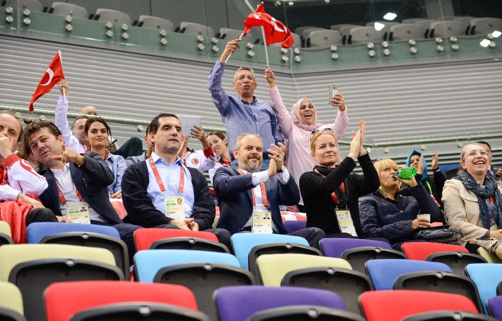 Bakan Kılıç’tan Anne Sporculara Bakü’de Anneler Günü Sürprizi