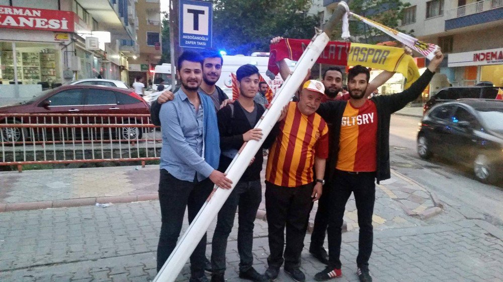 Hatıra Olarak Stadının Kale Direğini Aldılar