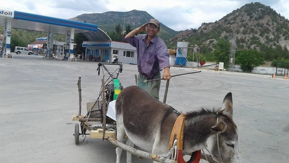 Tek Eşeği İle Çiftçilik Yapıyor