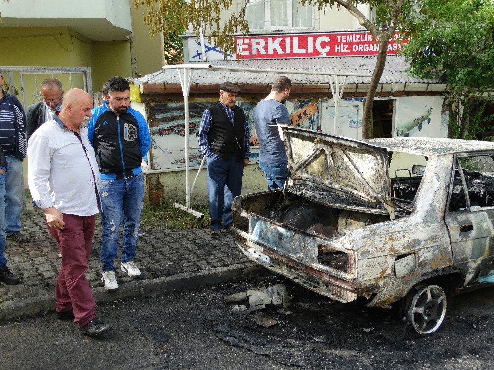 Balkondan Atılan Tüp Bomba Gibi Patladı, Otomobil Alev Alev Yandı