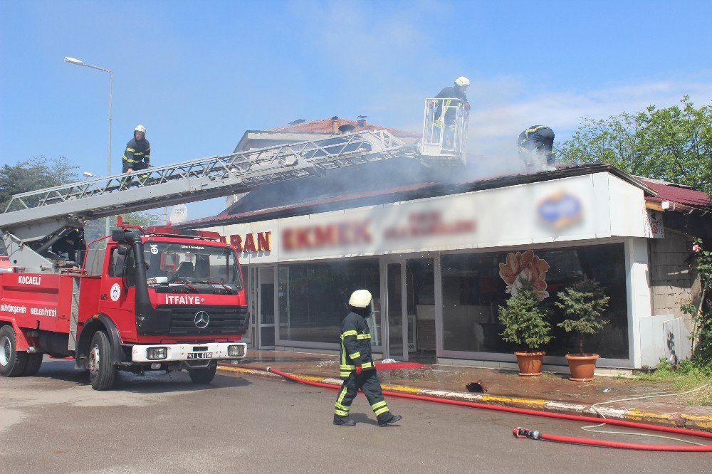 Bacadan Çıkan Yangın Ekmek Fırınını Kül Etti