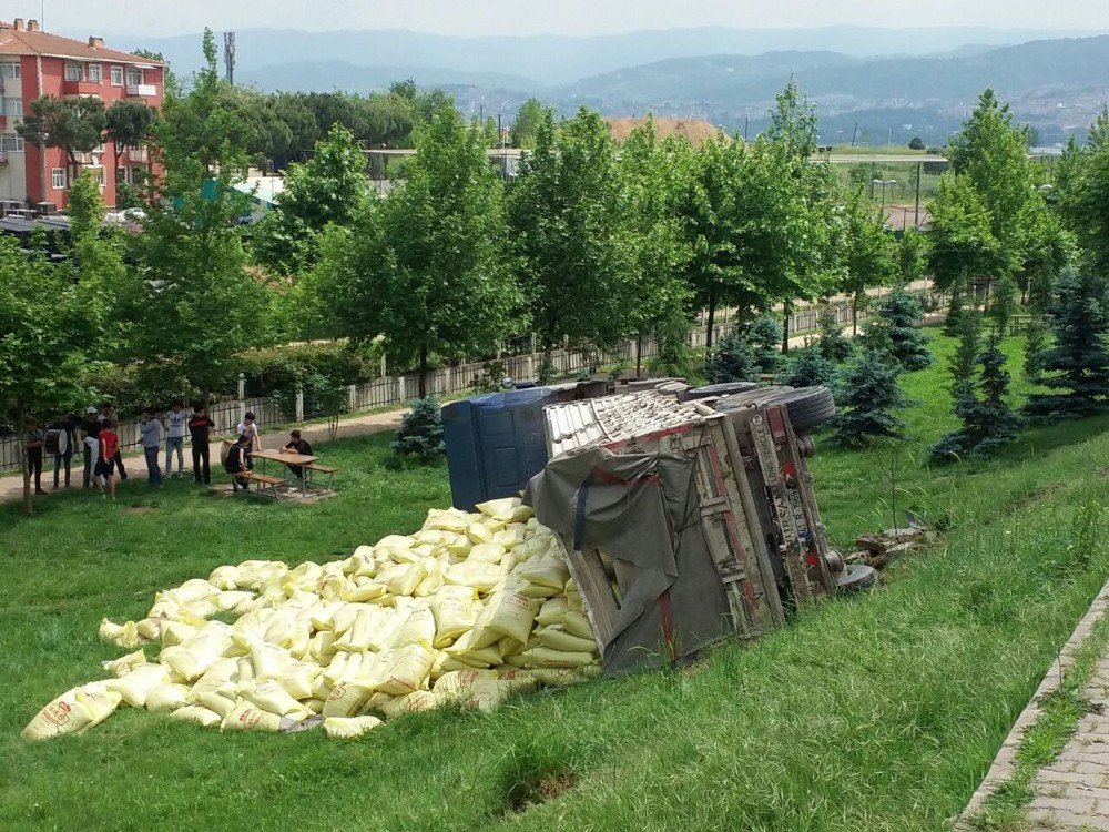 Freni Boşalan Tır Parka Yuvarlandı