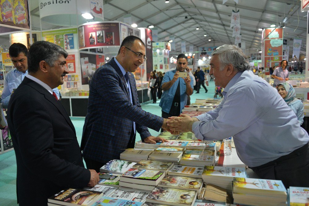 Vali Toprak Malatya Anadolu Kitap Ve Kültür Fuarını Ziyaret Etti