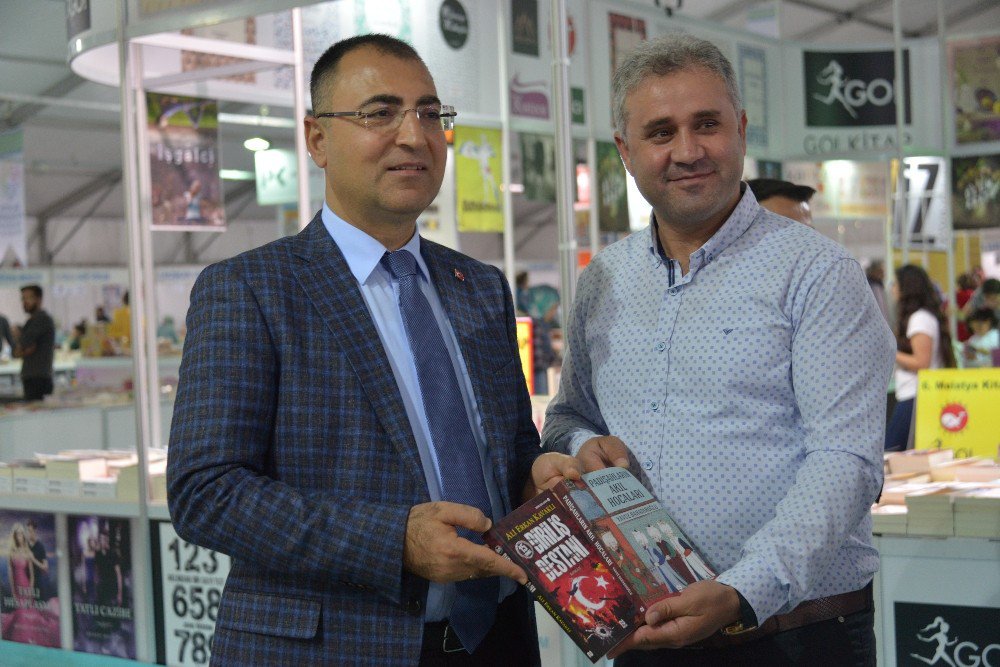 Vali Toprak Malatya Anadolu Kitap Ve Kültür Fuarını Ziyaret Etti