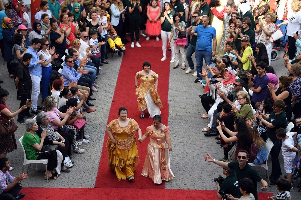 Engellilerden Görkemli Defile