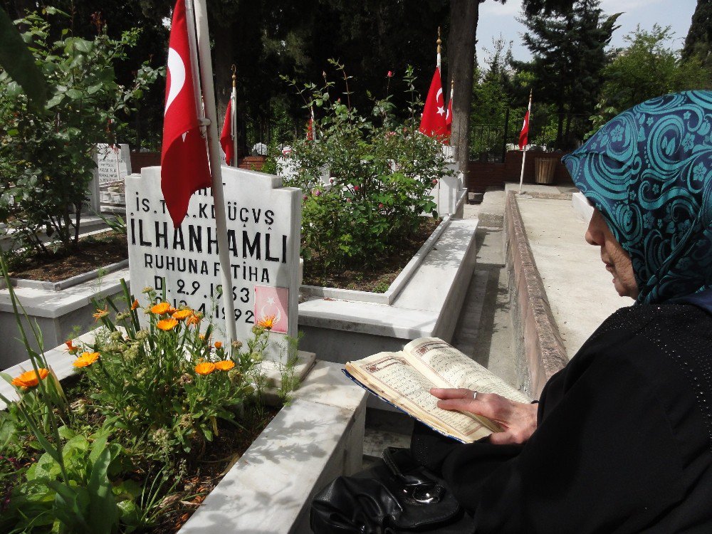 Anneler Günü’nü Şehit Oğlunun Mezarında Geçirdi