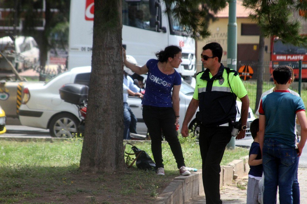 Çocuklarının Gözü Önünde Karısını Bıçakladı, Taksi Şoförünü Rehin Aldı