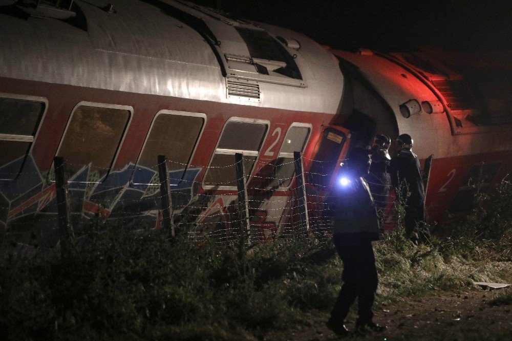 Yunanistan’da Tren Eve Çarptı: 2 Ölü