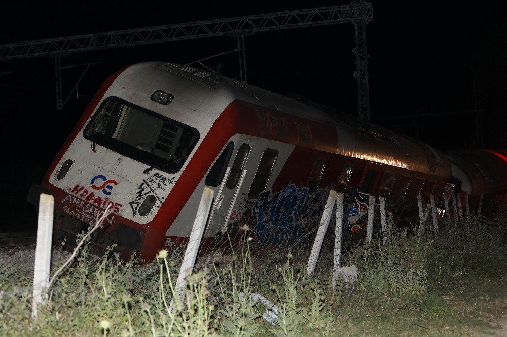 Yunanistan’da Tren Eve Çarptı: 2 Ölü