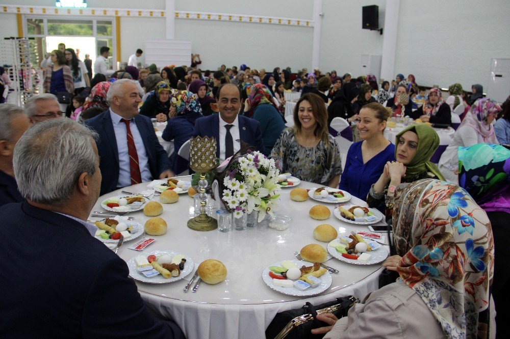 Demirtaş Anneler Gününde Kadınlara Eğlence Düzenledi