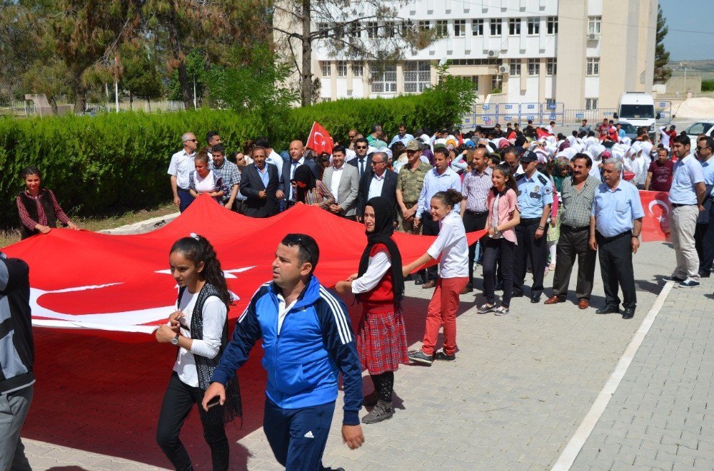 Çadırlar Arasında Gençlik Yürüyüşü Yapıldı