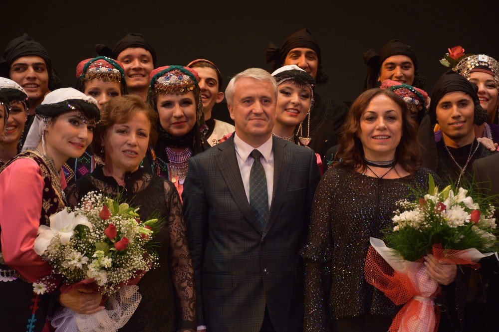 Halk Dansları Topluluğu ’İklim’ Temasıyla Sahnedeydi