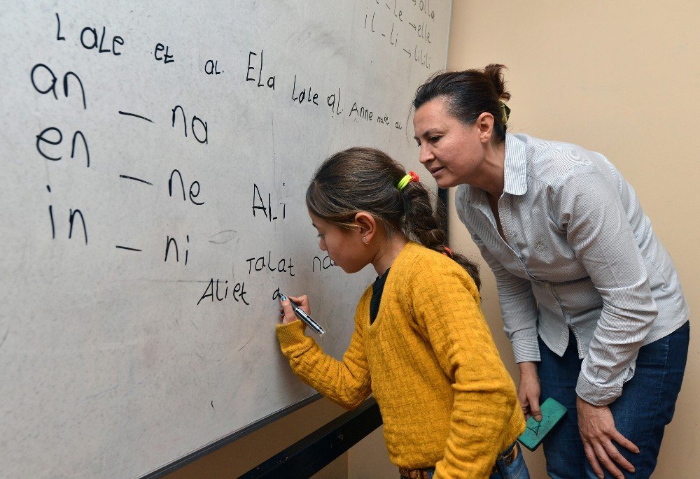 Büyükşehirden Sığınmacı Çocuklara Türkçe Dersi