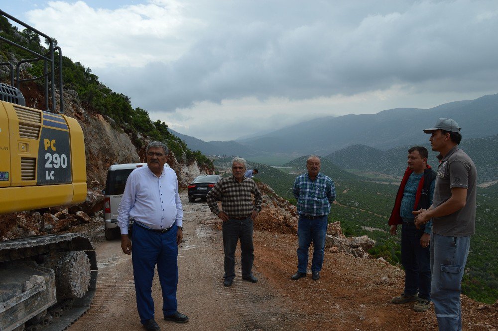 Döşemealtı Akkoç Mahallesi Yolu Genişliyor