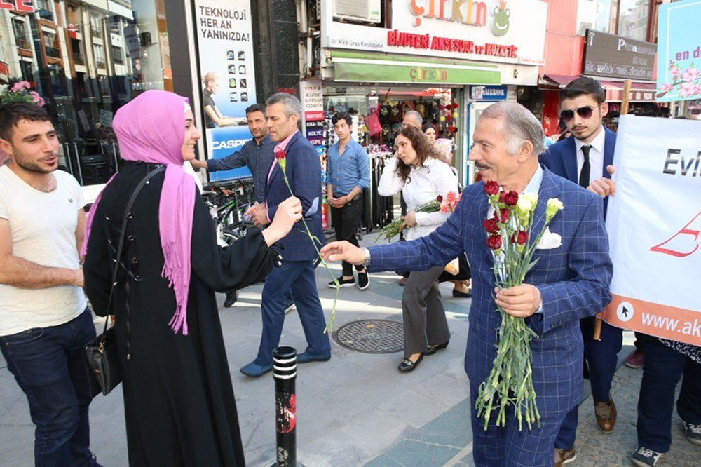 Başkan Atila Aydıner, Annelere Karanfil Dağıttı